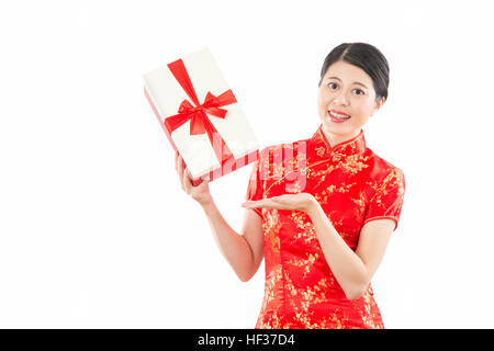 Cadeau Nouvel An woman smiling holding présent isolé sur fond blanc. belle fille de présentation montrant cheongsam. cadeau mixed race du Caucase doivent rejoindre l'Asie Banque D'Images