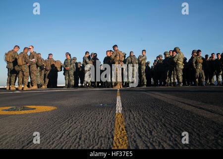 Les Marines américains et philippins attendre à bord d'un véhicule d'assaut amphibie à bord du USS Green Bay pour un atterrissage plage régimentaire le 18 avril, lors de l'exercice Balikatan 2015. Les marines des deux pays répété une fois par jour pendant trois jours avant d'effectuer une simulation d'attaque amphibie le 21 avril, démontrant leur navire-terre des procédures. Balikatan est un exercice de formation annuelles bilatérales avec les États-Unis et les Philippines visant à améliorer la réceptivité et des relations militaires, la défense du territoire, et de l'aide humanitaire et des opérations d'intervention. Les États-Unis Marin Banque D'Images