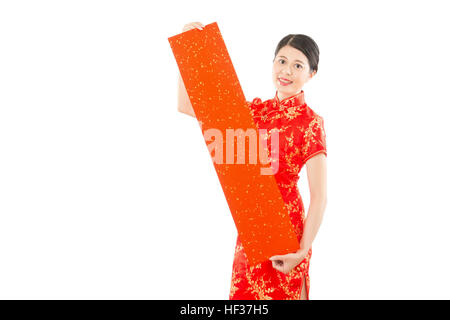 Young woman showing blank spring festival couplets pour le nouvel an chinois. isolé sur fond blanc. race mixte modèle chinois asiatique Banque D'Images