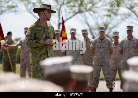 "La 1ère Brigade est maintenant votre maison. Vous êtes nos amis, dit le Brigadier Mick Ryan, commandant de la 1 Brigade, Australian Army, Australian Defence Force, comme il traite les Marines du 1er Bataillon, 4e Régiment de Marines, la Force de rotation maritime - Darwin, lors d'un "Bienvenue au pays" bref à la Brigade Parade Ground le 22 avril 2015 au Robertson Barracks. Le Corps des Marines et de la Force de défense de l'Australie se sont engagés à maintenir notre tradition de plus de 100 ans de partenariats mondiaux et la coopération en matière de sécurité entre l'Australie et les États-Unis d'Amérique. Les relations de l'ADF-militaire américain Banque D'Images