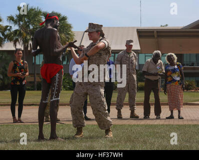 Premier lieutenant Valerie Krygier, commandant de peloton en transport logistique de combat 1, détachement, la Force de rotation maritime - Darwin, il danse avec une danseuse autochtone avec les danseurs Kenbi, lors d'un "Bienvenue au pays" 22 avril Cérémonie au Robertson Barracks, Palmerston, de l'Australie. Mick Ryan, commandant de brigade, 1ère Brigade, l'armée australienne, Australian Defence Force, a parlé de la relation entre les Marines américains et australiens durant le MRF-D le déploiement, et introduit les Marines de la culture autochtone en invitant les danseurs Kenbi pour réaliser une performance de bienvenue. MRF-D est l'deployme Banque D'Images