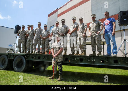 Le Marine Corps a une culture qui lui est propre. Les membres de porter un uniforme, participer aux activités de formation et de choisir parmi plus de 35 différents domaines d'emploi. 2e bataillon des Marines avec Maintenance, 2e Groupe logistique maritime a décidé de faire la lumière sur ce que le Corps des Marines est tout au sujet et à remercier leurs plus grands partisans en invitant les membres de la famille et la communauté locale pour une journée portes ouvertes au quartier général du bataillon à bord de leur Camp Lejeune, N.C., le 23 avril 2015."C'est pour nous l'occasion de donner un aperçu derrière le rideau", a déclaré le Lieutenant-colonel Edwin Norris, commandant de bataillon et les autochtones Banque D'Images