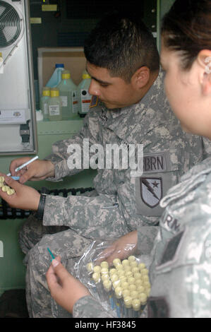 Avec les soldats 836 e Chemical Company, 6e d'armes chimiques, biologiques, radiologiques, nucléaires et explosifs à haut rendement de la Force de réaction accrue paquet, la Force opérationnelle 136 (Amélioration Manœuvre Brigade), se préparent à recueillir des échantillons d'air potentiellement contaminés à Camp Swift à Bastrop, Texas, au cours de la semaine de l'unité de formation annuel le 23 avril 2015, période. (U.S. La Garde nationale de l'armée photo par le Sgt. Suzanne Carter/gardes) Texas parution annuelle double valeur formation 150423-Z-QT249-082 Banque D'Images