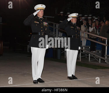Le personnel de commandement et les officiers du corps des Marines saluent lors de la parade en soirée des amis et de la famille à Marine Barracks Washington, honorant les hauts fonctionnaires et les partisans du corps. Banque D'Images