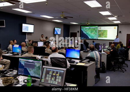 Les membres de l'équipe d'action de crise mènent un exercice de communication au Centre des opérations d'urgence de l'Ouest des installations du corps des Marines, Camp Pendleton, en Californie, pour se préparer aux incendies de forêt et aux interventions en cas de catastrophe naturelle. Banque D'Images