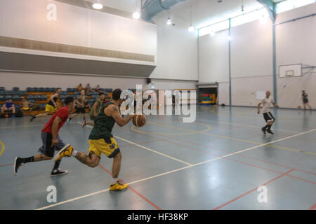 Marines avec 1er Bataillon, 4e Régiment de Marines, la Force de rotation maritime - Darwin, jouer un match amical de basket-ball contre des soldats de l'armée australienne, Australian Defence Force, le 29 avril au Robertson Barracks, Palmerston, Territoire du Nord, Australie. Team building simple comme ça qui montrent comment le Corps des Marines et l'ADF exercer leur interopérabilité. Les militaires des États-Unis les relations de l'ADF remontent au début du 20e siècle et les conflits comme les guerres mondiales I et II, la Corée, le Vietnam, l'Iraq et l'Afghanistan. (U.S. Marine Corps photo par le Cpl. Angel Serna/libérés) Marines, Banque D'Images
