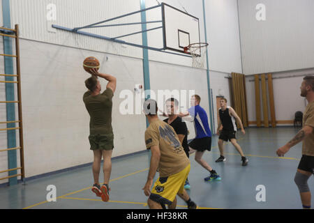 Marines avec 1er Bataillon, 4e Régiment de Marines, la Force de rotation maritime - Darwin, jouer un match amical de basket-ball contre des soldats de l'armée australienne, Australian Defence Force, le 29 avril au Robertson Barracks, Palmerston, Territoire du Nord, Australie. Team building simple comme ça qui montrent comment le Corps des Marines et l'ADF exercer leur interopérabilité. Les militaires des États-Unis les relations de l'ADF remontent au début du 20e siècle et les conflits comme les guerres mondiales I et II, la Corée, le Vietnam, l'Iraq et l'Afghanistan. (U.S. Marine Corps photo par le Cpl. Angel Serna/libérés) Marines, Banque D'Images