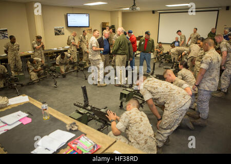 U.S. Marine Corps observer d'anciens combattants du bataillon de formation d'infanterie de marine (ITB) avec la Compagnie Alpha, ITB, École de Infantry-East (SOI-est) dans leur conduite machine gun le nettoyage et l'Assemblée générale au cours d'une visite prévue sur Camp Geiger, N.C., 30 avril 2015. Les anciens combattants de la guerre du Vietnam a visité la DGI de voir la progression dans la formation de l'infanterie à partir de quand ils sont passés par la formation de base de l'infanterie. (U.S. Marine Corps photo par soi-est de Caméra de combat, lance le Cpl. Andrew Kuppers/libérés) Anciens combattants du Vietnam visite de l'École de Infantry-East 150430-M-NT768-013 Banque D'Images