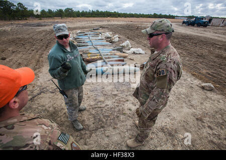 Le sergent-chef. Dustin Heines, centre, 514e aile de la mobilité aérienne des explosifs et des munitions (NEM), de la Réserve aérienne, Joint Base McGuire-Dix-Lakehurst, N.J., discute avec les procédures de détonation finale Tech. Les Sgt. John F. Hurley Jr., droite, et Raymond J. Wayne, 177e Escadre de chasse EOD, New Jersey Air National Guard, au cours d'une opération conjointe neutraliser les aviateurs de l'EOD avec 177e et la 514e, au détachement 1, Warren Grove de tir, N.J., 1 mai 2015. Début le 28 avril 2015, l'EOD aviateurs extrait toutes les munitions a été abandonnée à la plage durant la dernière année, et le 1er mai 2015 Banque D'Images