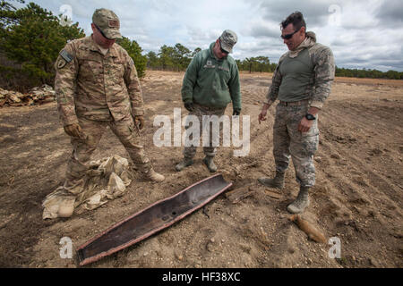 Tech. Le Sgt. John F. Hurley Jr., gauche, 177e Escadre de chasse des explosifs et des munitions (NEM), New Jersey Air National Guard, avec Maître Sgt. Dustin Heines, centre, et l'Aviateur Senior Saliasi Pean, tant avec la 514e Escadre de la mobilité, de la Réserve aérienne de NEM, Joint Base McGuire-Dix-Lakehurst, N.J., examiner une section d'une EDR-50, 500 livres de bombes que la pratique a été coupé sur la longueur après avoir été emballés avec du ruban coupe explosive (ECT) au cours d'une opération conjointe neutraliser les aviateurs de l'EOD avec 177e et le 514e au détachement 1, Warren Grove de tir, N.J., 1 mai 2015. L'ECT est utilisé pour couper Banque D'Images