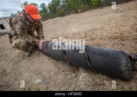 Tech. Le Sgt. Raymond J. Wayne, 177e Escadre de chasse des explosifs et des munitions (NEM), New Jersey Air National Guard, examine une EDR-50 inerte, bombe d'entraînement de 500 livres qui a été recouverte d'un ruban coupe explosive (ECT) au cours d'une opération conjointe neutraliser les aviateurs de l'EOD avec 177e et la 514e Escadre de la mobilité aérienne, NEM, la réserve de la Force aérienne Joint Base McGuire-Dix-Lakehurst, N.J., au détachement 1, Warren Grove de tir, N.J., 1 mai 2015. L'ECT est utilisé pour couper à travers le béton et vide de munitions. Début le 28 avril 2015, l'EOD aviateurs extrait toutes les munitions a été abandonnée à la Ra Banque D'Images