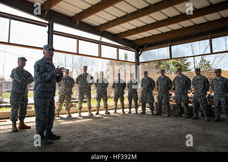 La commande de l'US Air Force Master Chef Sgt. Mitchell O. Pinceau, conseiller senior pour l'enrôle Bureau de la Garde nationale, parle avec les soldats de la 131e compagnie du Génie construction (horizontales), Vermont Army National Guard, Camp Johnson, Colchester (Vermont), le 2 mai 2015. Brosse et le général de l'armée américaine Frank J. Herbe, Chef, Bureau de la Garde nationale, sont en ville pour rencontrer et discuter avec les soldats et aviateurs du Vermont Garde Nationale. (U.S. Air National Guard photo de Tech. Le Sgt. Sarah Mattison) Chef de la Garde nationale visite le bureau de Green Mountain Boys 150502-Z-KE462-800 Banque D'Images