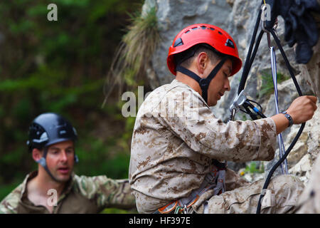 Le sergent des Marines des États-Unis. Armando Espinosa avec la Force de rotation de la mer Noire montre un British Royal Marine Commando un moyen de monter au sommet à l'aide d'une corde de soutien pendant la partie de Platinum Lynx, le 3 mai 2015. Lynx Platinum est un exercice multilatéral dans les montagnes de la Roumanie que l'augmentation de la coopération entre les États-Unis, la Roumanie, et du Royaume-Uni, des militaires et leur capacité à maintenir et à soutenir les opérations dans les zones rurales. (USMC photo par le Cpl. Ashton C. Buckingham) Marines américains, britanniques, les forces roumaines le coup d'exploitation minière de montagne 150503-M-MV301-070 Banque D'Images