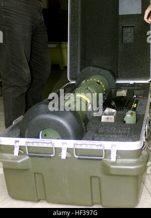 Dans ce rapport, c'est rangé le contenant, est le système de formation JAVELIN missile antichar qui a été émise à la Base du Corps des Marines (MCBH Kaneohe Bay), New York, le 31 août 2000. FGM-148 Javelin - ID DM-SD-01-05584 Banque D'Images