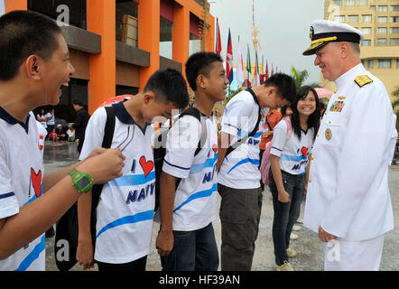 Chief of Naval Operations Adm. Gary Roughead, droite, parle avec les élèves participant à la Revue internationale de la flotte. 'J'aime' Marine t-shirts ont été transmis aux visiteurs de l'événement. Tandis qu'en Indonésie, Roughead participant visité et l'examen de passage, le USS George Washington et a assisté à la Conférence maritime internationale. Roughead visites l'Indonésie et le Pakistan DVIDS197749 Banque D'Images