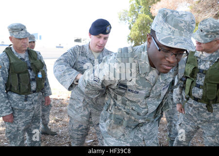 La Garde nationale de l'air de Californie du 129e Escadron des Forces de sécurité de mener des exercices de combat à Moffett Federal Airfield, Californie, le 5 mai 2015. Membres participent à des scénarios de sécurité dans le cadre de l'instruction préalable au déploiement. (U.S. Photo de la Garde nationale aérienne Aviateur Senior Rachael Kane/libérés) 150503-Z-FO231-338 Banque D'Images