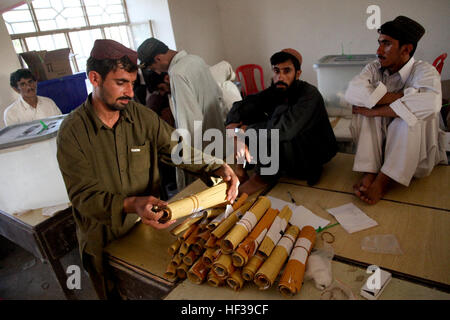 090821-M-0440G-031 la province d'Helmand, en Afghanistan (16 août 2000 21, 2009) l'élection présidentielle afghane compte organiser les travailleurs et de bulletins de vote dans une école locale dans le district de Nawa. L'école a été utilisé comme un lieu de scrutin pour l'élection présidentielle en Afghanistan. (U.S. Marine Corps photo par le s.. William Greeson/libérés) US Navy 090821-M-0440G-031 de l'élection présidentielle afghane compte organiser les travailleurs et de bulletins de vote dans une école locale dans le district de Nawa Banque D'Images