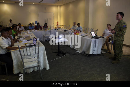 Le capitaine de l'armée australienne Kendall Crocker accueille un séminaire sur la médecine vétérinaire au cours d'un Symposium médical Balikatan 2014 dans la province d'Albay, Legazpi, Philippines. 'Balikatan nous donne l'occasion de donner au peuple la connaissance plutôt que de simplement leur donner des fournitures,' dit Crocker. Orateurs lors du symposium a parlé sur des sujets tels que les maladies courantes dans la région d'élever le niveau de conscience, la compréhension, et les méthodes d'atténuation et de prévention des menaces nouvelles et émergentes. Le colloque a été le cadre de l'exercice Balikatan, chaque année un exercice d'entraînement bilatéral et l'aide humanitaire Banque D'Images