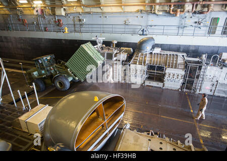 Les marins avec l'Iwo Jima groupe amphibie d'un opérateur d'équipement lourd avec du bataillon logistique de combat 24, 24e Marine Expeditionary Unit, à bord d'un bateau de débarquement d'un coussin d'air dans le puits de la station de transport amphibie USS New York (LPD 21), le 6 mai 2015. La 24e MEU est embarqué sur les navires de l'Iwo Jima ARG, et est déployée pour maintenir la sécurité régionale dans la 5e flotte américaine zone d'opérations. (U.S. Marine Corps photo par le Cpl. Todd F. Michalek/libérés) train US Marines aux côtés de forces armées françaises à Djibouti 150506-M-YH418-005 Banque D'Images