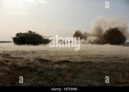 Un M1A1 Abrams char de combat principal avec la compagnie Kilo, bataillon de l'équipe d'atterrissage 3e Bataillon, 6e Régiment de Marines, 24e Marine Expeditionary Unit, incendies de ses canons de 120 mm lors d'un événement de tir réel dans le cadre de l'exercice 2015 lion avide en Jordanie, le 9 mai 2015. Désireux Lion est un exercice multinational récurrents visant à renforcer les relations militaires, d'augmenter l'interopérabilité entre les pays partenaires, et de renforcer la sécurité et la stabilité régionales. La 24e MEU est embarqué sur les navires de l'Iwo Jima Groupe amphibie et déployés pour maintenir la sécurité régionale dans le U.S. 5t Banque D'Images