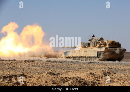 Un M1A1 Abrams char de combat principal avec la compagnie Kilo, bataillon de l'équipe d'atterrissage 3e Bataillon, 6e Régiment de Marines, 24e Marine Expeditionary Unit, incendies de ses canons de 120 mm lors d'un événement de tir réel dans le cadre de l'exercice 2015 lion avide en Jordanie, le 9 mai 2015. Désireux Lion est un exercice multinational récurrents visant à renforcer les relations militaires, d'augmenter l'interopérabilité entre les pays partenaires, et de renforcer la sécurité et la stabilité régionales. La 24e MEU est embarqué sur les navires de l'Iwo Jima Groupe amphibie et déployés pour maintenir la sécurité régionale dans le U.S. 5t Banque D'Images