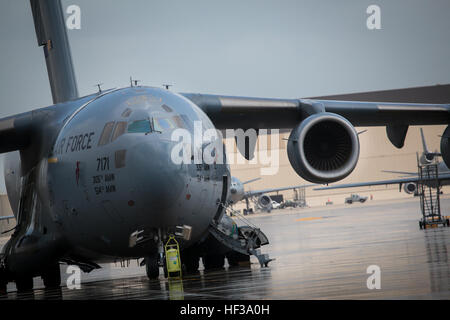 Un U.S. Air Force C-17 Globemaster III (avant) et deux KC-10 Extender, tous de la 305e Escadre de mobilité aérienne s'asseoir sur la ligne de vol à Joint Base McGuire-Dix-Lakehurst après une tempête de pluie 11 Mai, 2015. (U.S. Air National Guard photo de Tech. Le Sgt. Matt Hecht/libérés) bain d'oiseaux 150511-Z-NI803-105 Banque D'Images