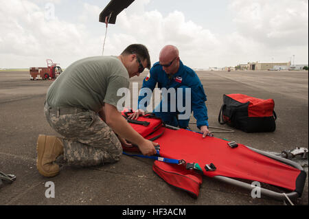 La CPS. Chris Sonnier, Garde nationale de la Louisiane, et Joshua Powell, technicien en recherche et sauvetage par hélicoptère avec Texas Task Force 1, inspecter la civière de sauvetage medevac dans la préparation d'éventuelles eaux rapides de sauvetage dans la région de Houston, le 16 mai 2015. Garde travaillent côte à côte avec des partenaires locaux et de l'Etat pour aider les Texans en ont besoin pendant les situations de catastrophe. (U.S. La Garde nationale de l'armée photo par le Sgt. 1re classe Malcolm McClendon) Houston inondations 150516-Z-FG822-001 Banque D'Images