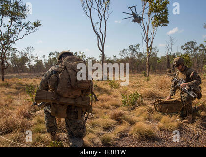 Les Marines américains avec la Compagnie A, 1er Bataillon, 4e Régiment de Marines, la Force de rotation maritime - Darwin, mis en place un périmètre de sécurité de 180 degrés après un CH-53E Super Stallion helicopter quitte une zone d'atterrissage 22 mai au Mont Bundey Domaine de formation, Territoire du Nord, Australie. Deux CH-53es avec l'Escadron 463 hélicoptères lourds, MRF-D chaque ramassé et transporté environ 140 Marines de Robertson Barracks à MBTA pour commencer à exercer à pied prédateur. L'exercice est un entraînement bilatéral de trois semaines l'évolution avec l'armée australienne et Marines permet de connaître et d'améliorer leurs connaissances Banque D'Images