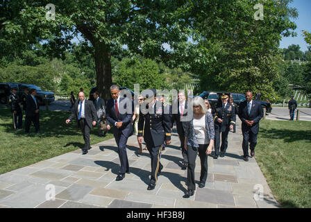 Le président Barack Obama lorsqu'il arrivera au cimetière national d'Arlington, à Arlington, Va., de déposer une couronne sur la Tombe du Soldat inconnu à observer le Jour du Souvenir, le 25 mai 2015. (Photo par le Sgt. Adrian Cadix)(SD) Parution assiste à la cérémonie du Memorial Day 150525-D-DT527-106 Banque D'Images