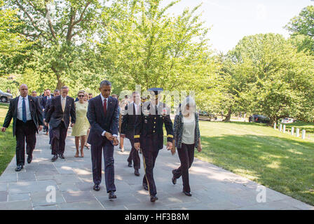 Le président Barack Obama lorsqu'il arrivera au cimetière national d'Arlington, à Arlington, Va., de déposer une couronne sur la Tombe du Soldat inconnu à observer le Jour du Souvenir, le 25 mai 2015. (Photo par le Sgt. Adrian Cadix)(SD) Parution assiste à la cérémonie du Memorial Day 150525-D-DT527-109 Banque D'Images