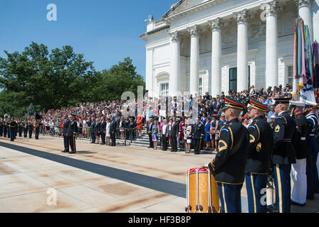 Le président Barack Obama se prépare à déposer une couronne sur la Tombe du Soldat inconnu à observer le Jour du Souvenir au Cimetière National d'Arlington, à Arlington, Va., le 25 mai 2015. (Photo par le Sgt. Adrian Cadix)(SD) Parution assiste à la cérémonie du Memorial Day 150525-D-DT527-134 Banque D'Images