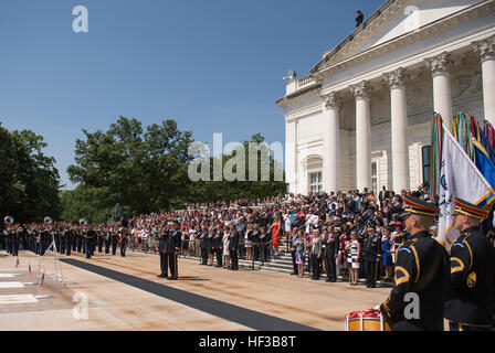 Le président Barack Obama met sa main sur son cœur pour rendre hommage avant de porter une gerbe sur la Tombe du Soldat inconnu à observer le Jour du Souvenir au Cimetière National d'Arlington, à Arlington, Va., le 25 mai 2015. (Photo par le Sgt. Adrian Cadix)(SD) Parution assiste à la cérémonie du Memorial Day 150525-D-DT527-149 Banque D'Images