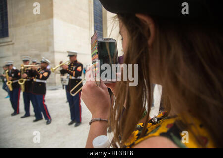 Les Marines américains avec la 1 Division de marines Party effectuer aux Invalides à Paris, en France, le mai, 28, 2015. La performance du groupe est l'un des nombreux événements qui auront lieu au cours de leur visite en France dans le cadre de la Belleau Wood anniversaire cérémonie.(U.S. Marine Corps photo par le Sgt. Luis A. Vega/libéré) 1er MARDIV Band joue pour les anciens combattants militaires français 150528-M-EP759-339 Banque D'Images