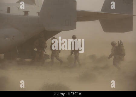 Les Marines et les marins à la Compagnie India, 3e Bataillon, 7e Régiment de Marines à des fins spéciales, la masse d'Air Maritime - Groupe de travail - Intervention en cas de crise de la région centrale, une simulation d'escorte personne isolée sur une MV-22 Osprey lors d'une récupération tactique d'aéronefs et du personnel d'entraînement, 29 mai 2015, dans le sud-ouest de l'Asie. Avec les États-Unis et les forces de la coalition des frappes aériennes à l'appui de l'opération, le Piège inhérent à résoudre les forces de l'SPMAGTF fournir un travail consacré au retour en toute sécurité des États-Unis et les membres de la coalition. (U.S. Marine Corps Photo de LCpl. Garrett D. White) U.S. M Banque D'Images