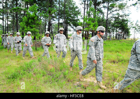 Citizen-Soldiers à partir du 1er bataillon du 296e Régiment d'infanterie de la Garde nationale de Porto Rico, font leur chemin à travers les bois sur un M136 À-4 rocket launcher exercice d'entraînement de familiarisation 6 juin 2015 lors de la formation annuelle à Fort Polk, en Louisiane le 296e va mener leur formation annuelle en coordination avec la 256e Brigade d'infanterie de l'équipe de combat de la Garde nationale de la Louisiane à Fort Polk du 30 mai au 13 juin. Selon le Lieutenant-colonel Hector Santiago, le commandant de la 296e, l'une des raisons de son unité de formation à Fort Polk est d'être capable d'utiliser l'armement qu'ils ne peuvent pas utiliser en PU Banque D'Images