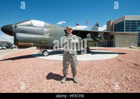 Les cadres supérieurs de l'US Air Force Airman Jonathan R. Smail, un technicien de transmission de l'Espace 233e Escadron des communications, Colorado Air National Guard, pose devant un affichage statique en face du bâtiment du siège à l'Air National Guard Greeley, Colorado Greeley, le 7 juin 2015. Smail, qui dépanne et maintient des communications par satellite équipement électronique du 233e un d'une sorte de missile nucléaire mobile et la mission de suivi, a remporté le 2014 Garde nationale aérienne de l'année. (Air National Guard photo de Tech. Le Sgt. Wolfram M. Stumpf/libérés) 2014 Garde de l'air e Banque D'Images