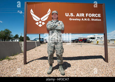 Les cadres supérieurs de l'US Air Force Airman Jonathan R. Smail, un technicien de transmission de l'Espace 233e Escadron des communications, Colorado Air National Guard, pose en face de la gare de la Garde nationale aérienne Greeley signe, Greeley, Colorado, le 7 juin 2015. Smail, qui dépanne et maintient des communications par satellite équipement électronique du 233e un d'une sorte de missile nucléaire mobile et la mission de suivi, a remporté le 2014 Garde nationale aérienne de l'année. (Air National Guard photo de Tech. Le Sgt. Wolfram M. Stumpf/libérés) 2014 garde l'air de l'année 150607-Z-BR512-086 Banque D'Images