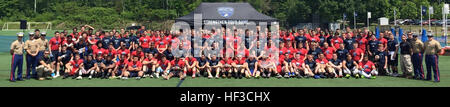 Marines avec de recrutement Portsmouth, New Hampshire, posent avec des joueurs de football de l'école secondaire à la suite de la conclusion de l'Semper Fidelis All-American Camp à St. John à Danvers, Massachusetts, le 7 juin. Près de 200 joueurs de football des écoles secondaires à travers les états de la Nouvelle-Angleterre, dont New York, New York et du New Jersey, ont reçu de la formation de la NFL et les entraîneurs de football collégial tout en luttant pour une place à jouer dans le 2016 Semper Fidelis All-American Bowl en Californie. Marines mis New England high school les joueurs de football à l'épreuve Banque D'Images