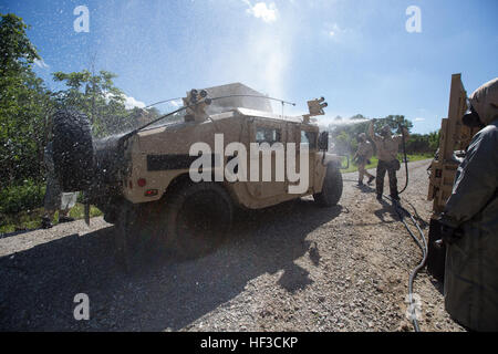 Soldats affectés à la 3175th Chemical Company, 835th Brigade soutien soutien de combat, vaporisez un Humvee avec l'aide d'un javellisant actualité super M12A1 appareils de décontamination entraînées au cours de formation annuelle le 8 juin 2015 à Fort Leonard Wood, la ve de l'eau de javel est utilisée lors d'une décontamination du matériel en cinq étapes consistant à éliminer les agents chimiques persistants provenant des véhicules. (U.S. Photo de l'armée par la FPC. Samantha J. Whitehead) Missouri Guard Chemical Company trains pour maintenir des troupes, de l'équipement-150608-Z-YF431-133 Banque D'Images