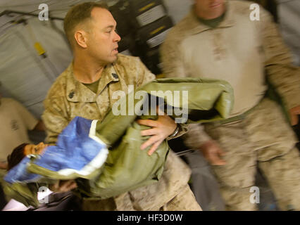 090925-M-2581P-835 PROVINCE DE HELMAND, Afghanistan (sept. 25, 2009) l'hôpital Chef Clarence Corpsman Connor porte un garçon afghan d'une civière à la base d'opérations avancée Geronimo, dans la province d'Helmand, en Afghanistan. Le garçon a subi deux blessures par balle à la jambe au cours de ce que les témoins ont décrit comme une attaque par des talibans. (U.S. Marine Corps photo par Lance Cpl. James Purschwitz/libérés) US Navy 090925-M-2581P-835 de l'hôpital Chef Clarence Corpsman Connor porte un garçon afghan d'une civière à la base d'opérations avancée Geronimo, province de Helmand, Afghanistan Banque D'Images