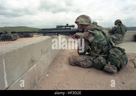 Corps des Marines des États-Unis (USMC) Caporal (Cpl) Joe Rattlif sites grâce à la portée monté sur un 12.7mm .50 dans Barrett Light Modèle 82A1 50 Sniper Rifle, alors que la formation à la fin des opérations militaires en terrain urbain (MOUT) installation, Camp Pendleton, Californie (CA), au cours de l'exercice 2001 BLITZ DU NOYAU. L'USMC Sniper M82 Banque D'Images