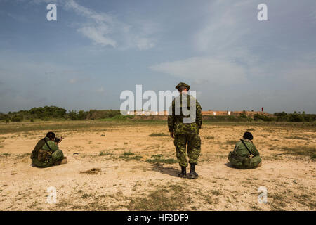 Un instructeur de tir avec 2e Bataillon, Royal Canadian Regiment, travaille avec les Nations Unies de mener une formation au fusil Gamme Hattieville, Belize, le 17 juin, 2015. Tradewinds 2015 est une combinaison d'Command-Sponsored sud américaine mixte, l'exercice et de l'occasion pour les nations participantes de se réunir et de renforcer la sécurité maritime. (U.S. Marine Corps Photo par Lance Cpl. Kimberly Aguirre/libérés) Tradewinds 2015 150617-M-NX410-010 Banque D'Images