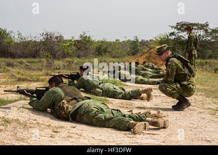 Un instructeur de tir avec 2e Bataillon, Royal Canadian Regiment, travaille avec les Nations Unies de mener une formation au fusil Gamme Hattieville, Belize, le 17 juin, 2015. Tradewinds 2015 est une combinaison d'Command-Sponsored sud américaine mixte, l'exercice et de l'occasion pour les nations participantes de se réunir et de renforcer la sécurité régionale. (U.S. Marine Corps Photo par Lance Cpl. Kimberly Aguirre/libérés) Tradewinds 2015 150617-M-NX410-042 Banque D'Images