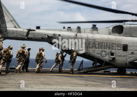 Les Marines américains avec la 15e Marine Expeditionary Force de l'unité Raid Maritime charger dans une CH-53E Super Stallion à bord du USS Essex (DG 2) en mer dans l'Océan Indien, le 17 juin 2015. Ces Marines pratiquent-rapide à la corde à l'extérieur de l'hélicoptère sur un navire en mouvement ; une compétence essentielle pour le MRF pendant une visite, un conseil, vous pouvez, et la saisie des missions. (U.S. Marine Corps photo par le Cpl. Anna Albrecht/libéré) Les Marines américains de corde rapide CH-53E Super Stallion en mer 150617-M-SV584-095 Banque D'Images