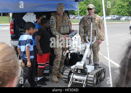 U.S. Air Force Tech. Le Sgt. Philip Douglass, gauche et Tech. Le Sgt. John Hurley, 177e Escadron de génie civil techniciens des explosifs et munitions, voir cinquième année d'études de l'École Dr. Joyanne D. Miller, Egg Harbor Township, N.J., comment une armée de l'air moyennes Robot fonctionne au cours de la 19e journée ose l'obtention du diplôme le 19 juin 2015. Les membres de la Garde nationale aérienne du New Jersey's 177e Escadre de chasse se sont réunis avec la Police de Egg Harbor Township, services médicaux d'urgence, comté de l'Atlantique, SWAT West Atlantic City Volunteer Fire Company, et Cardiff Volunteer Fire Company pour célébrer e Banque D'Images