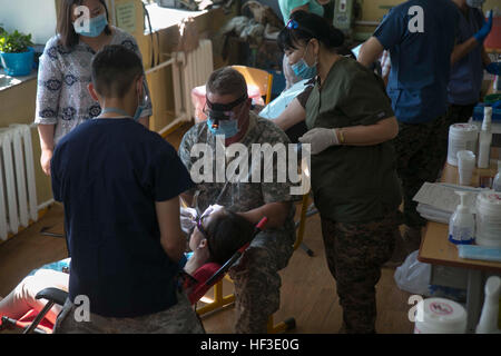 Les membres du service américain de Mongolie et de fournir des soins dentaires aux résidents de Mongolie dans le cadre de l'engagement de soutien des services de santé au cours de KHAAN QUEST 2015 À la 79e High School à Oulan-Bator, Mongolie, le 21 juin. Khaan Quest est un exercice multinational, organisé chaque année par le forces armées mongoles et co-parrainé par l'armée américaine, Pacifique, et les forces du Corps des Marines des États-Unis, du Pacifique. (U.S. Marine Corps photo par Lance Cpl. Cedric R. Haller II/libérés) Forces armées mongoles, membres de nous mener l'engagement de soutien des services de santé 150621-M-TF269-141 Banque D'Images