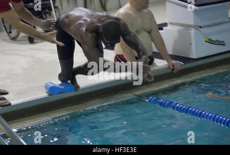 Vétéran du Corps des Marines américain Kionte Histoire plonge dans la piscine pendant la baignade à la pratique de Base du Corps des Marines (MCB) Quantico, en Virginie, le 22 juin 2015. Histoire est un membre de l'année 2015, Ministère de la Défense (DoD) All-Marine. L'équipe de jeux de guerrier La DoD 2015 Jeux de guerrier, tenue à MCB Quantico 19-28 juin, est un concours sportif adapté pour les blessés, malades et blessés militaires et anciens combattants de l'armée américaine, Marine Corps, la marine, la Force aérienne, Commandement des opérations spéciales, et les Forces armées britanniques. (U.S. Marine Corps photo par le Cpl. Ashley Cano/Kionte Vétéran) Parution Story se prépare pour le DoD 2015 Warrior Banque D'Images