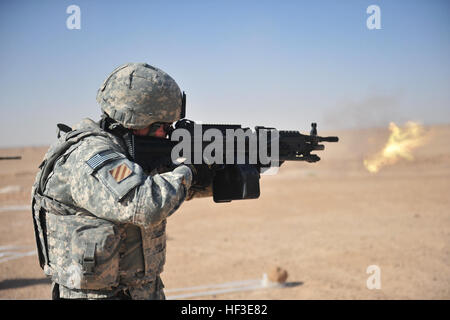 Une petite flamme éclate après le Cpl. Les rejets d'Hivers Jérémie coups de son M249 squad arme automatique tout en menant la formation incendie réflexive dans Ar Ramadi, en Irak, 5 octobre. Winters est affecté à la 188ème Compagnie de soutien de l'avant, 3e Bataillon, 157e, d'artillerie de la Garde nationale du Colorado, 115e brigade des incendies. (U.S. Photo de l'armée par le sergent. Liesl Marelli) (Publié) Flickr - DVIDSHUB - Formation en Iraq continue de gardes du Colorado Banque D'Images