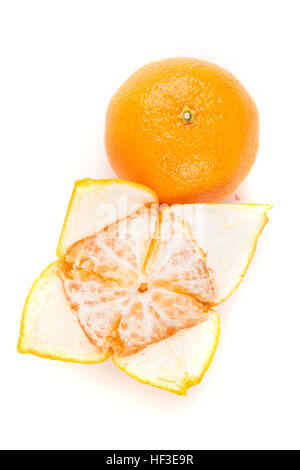 Oranges pelées deux un un non épluché isolé sur fond blanc Banque D'Images