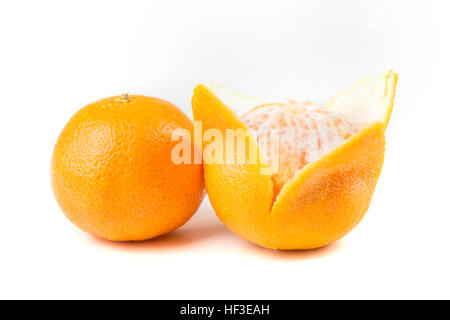 Oranges pelées deux un un non épluché isolé sur fond blanc Banque D'Images